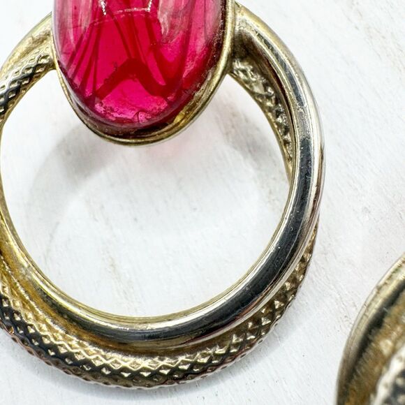 Vintage Cranberry Lucite Cabochon Twisted Circle Stud Earrings - Picture 5 of 8